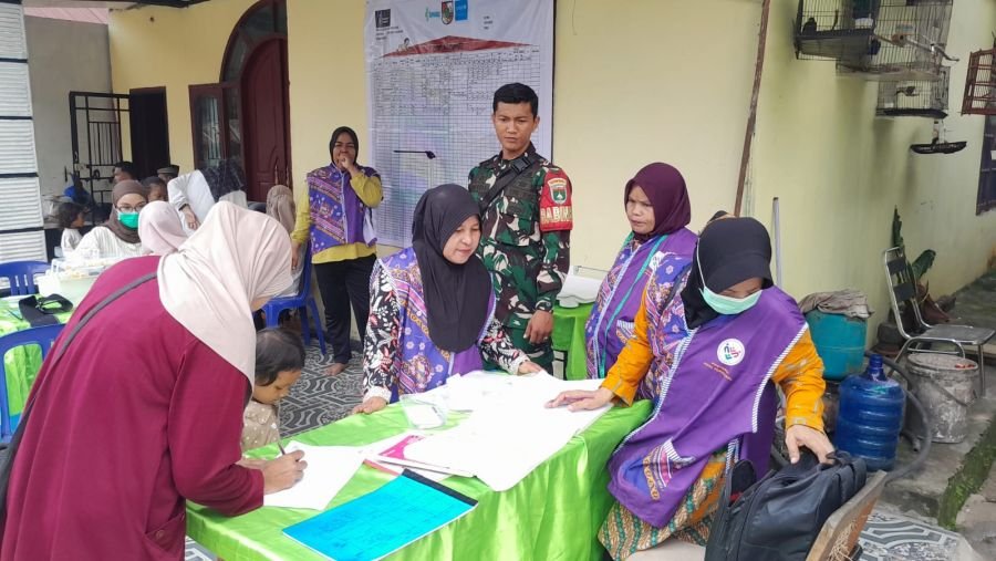 Peduli Tumbuh Kembang Anak, Babinsa Muara Fajar Timur Dampingi Pelayanan Posyandu