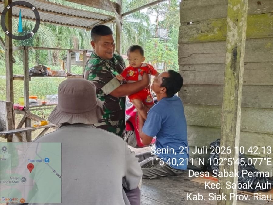 Peduli Tumbuh Kembang Anak, Babinsa Koramil 06/PWK Sabak Auh Laksanakan Pengecekan Stunting