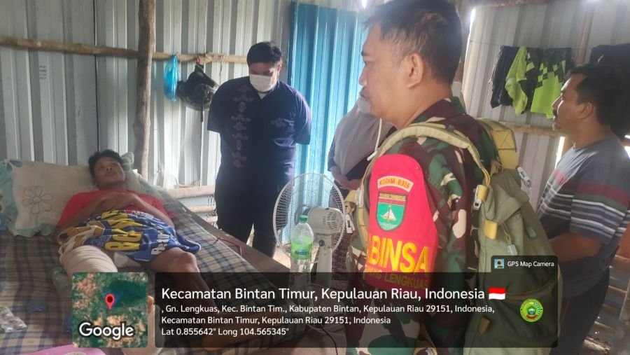 Peduli Warga, Babinsa Gunung Lengkuas Bersama Rumah Sehat Baznas Kepri Bantu Warga Sakit .