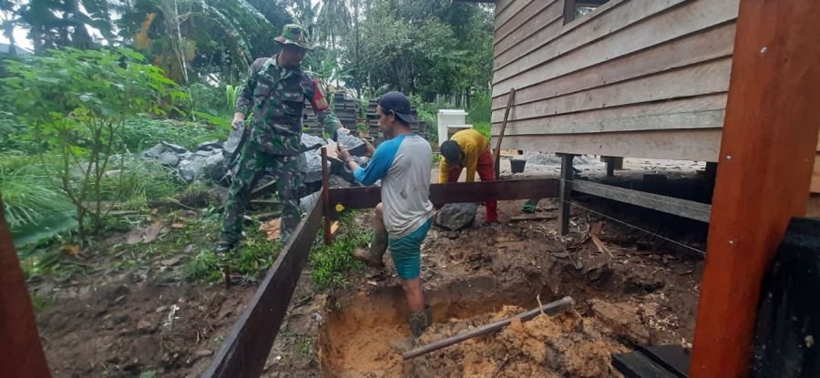 Peduli Warga, Babinsa Kelanga Ikut Rehab Rumah Tak Layak Huni