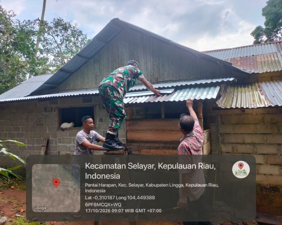 Peduli Warga Binaan, Babinsa Desa Selayar Bantu Perbaiki Dapur Lapuk Milik Kakek 65 Tahun