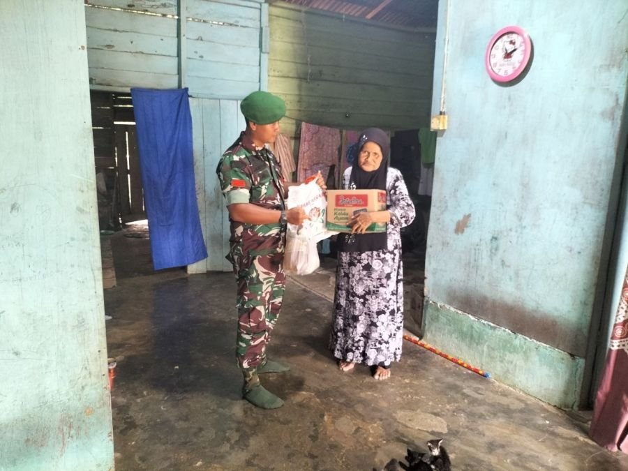 Peduli Warga Kurang Mampu, Babinsa Koramil 0321-03/Bgs Rohil Laksanakan Jumat Berkah