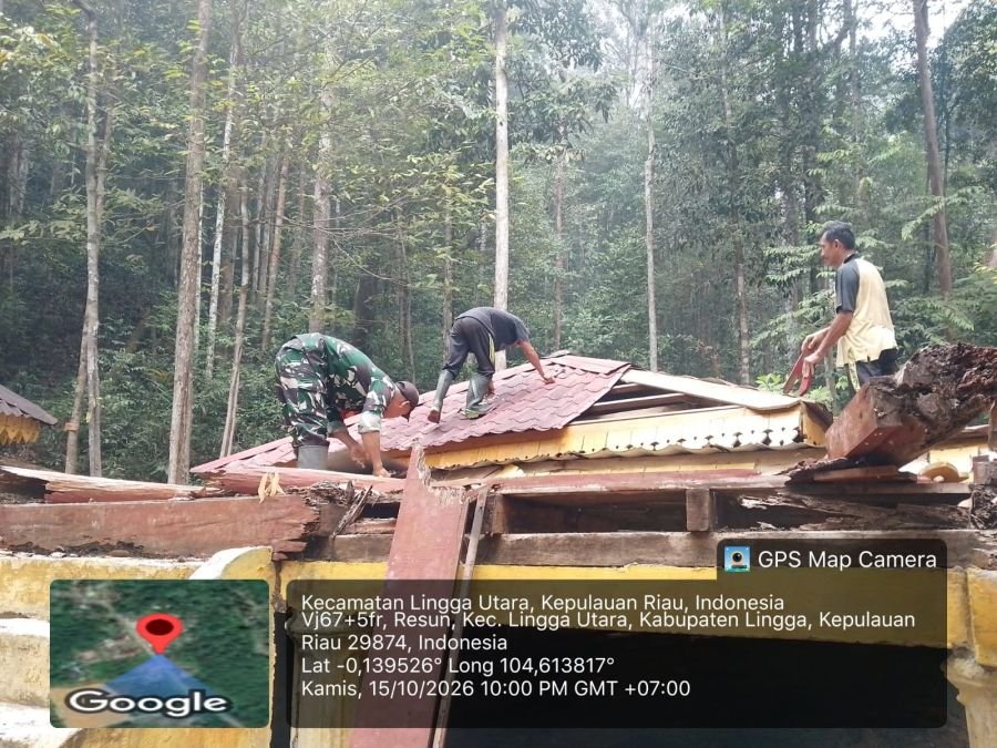 Peduli Wisata Desa, Babinsa Koramil 05/Daik Gotong Royong Bongkar Pondok Roboh di Air Terjun Resun