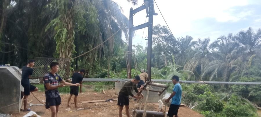 Pekerjaan di tepi jembatan dikebut, akses warga Logas Tanah Darat ditargetkan makin lancar 