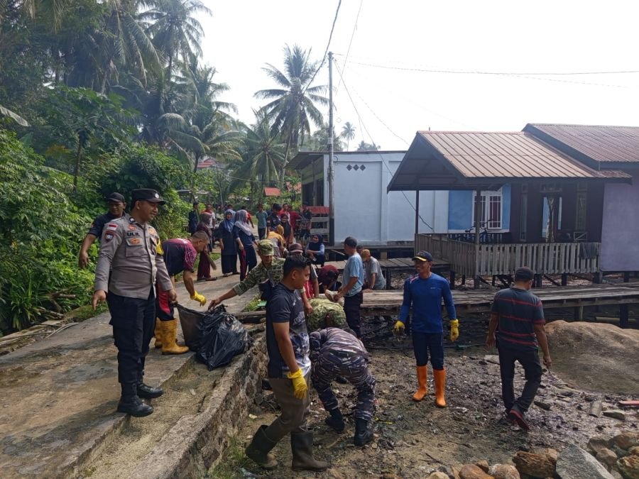 Pelaksanaan gotong royong bersama dengan Kepala PLBN,Camat dan kades se -kecamatan serasan timur*