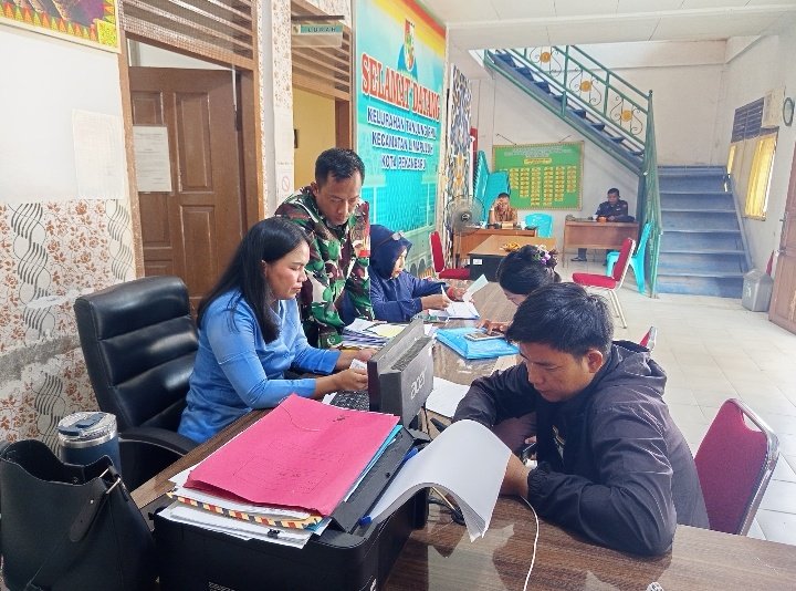 Pelayanan kepada Warga Tak Boleh Asal! Babinsa Koramil 04/Lph Dorong Pegawai Kelurahan Perkuat Komun