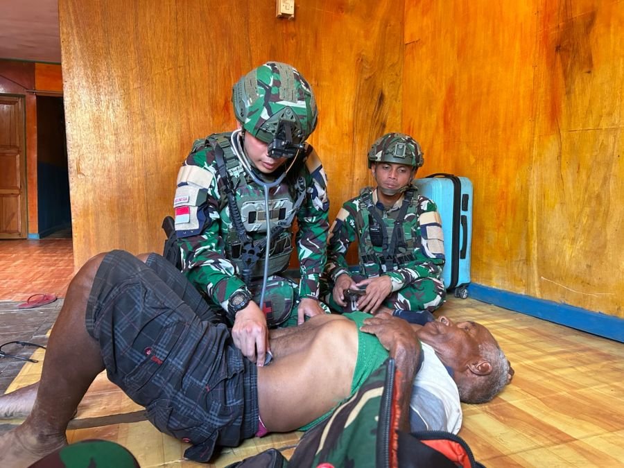 Pelayanan Kesehatan Satgas Yonif 136/Tuah Sakti Hadir Layani Warga Kampung Baktis