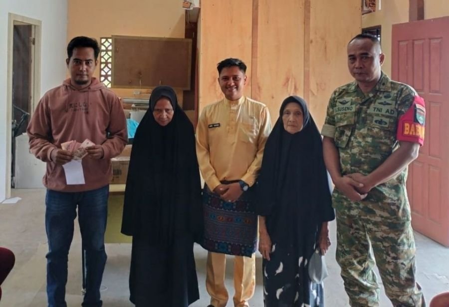Babinsa Pantau Penyaluran BLT Dana Desa agar Tepat Sasaran di Rohul
