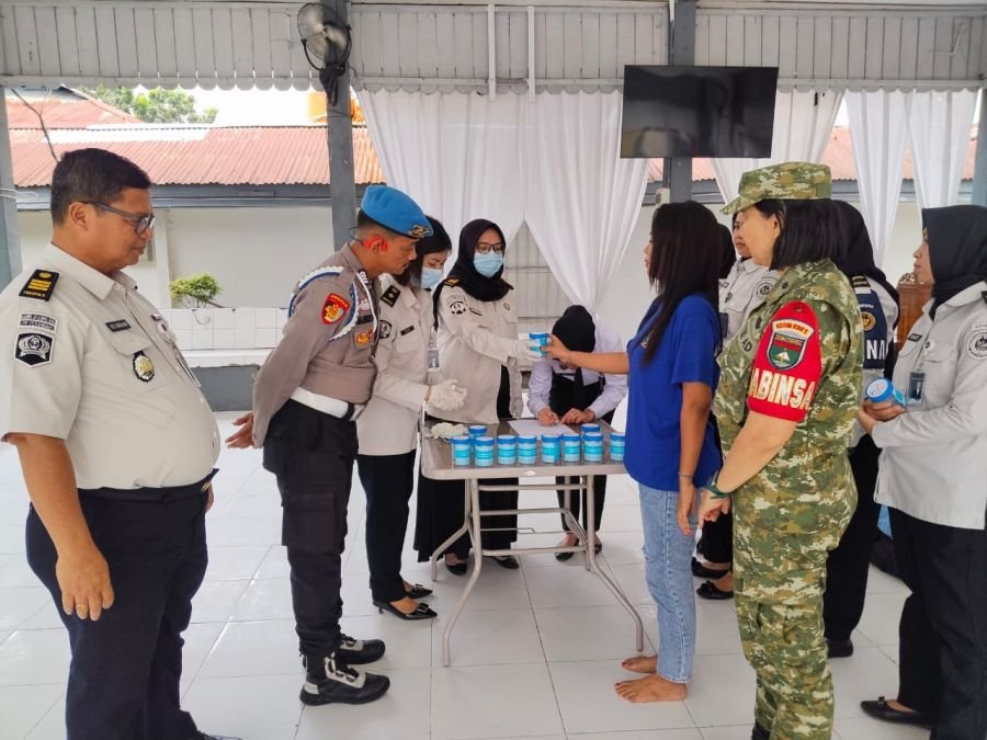 Pelda Elisha Babinsa Koramil 05/Sail Monitoring Razia dan Tes Urine di Lapas Perempuan Pekanbaru