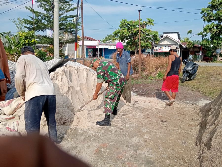 Pelda Syafri dan Warga Satukan Tenaga Perbaiki Rumah di Buatan II