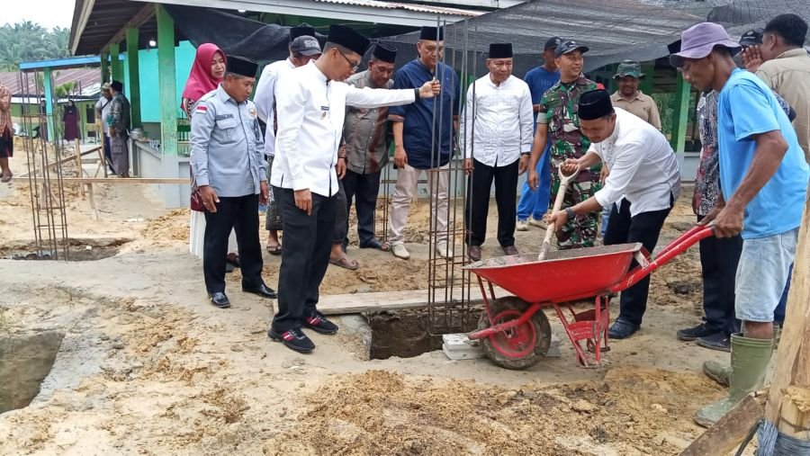 Peletakan Batu Pertama Mesjid Al Ikhlas di dusun Pematang Punak RT 09/ RW 04 di desa Ujung Tanjung