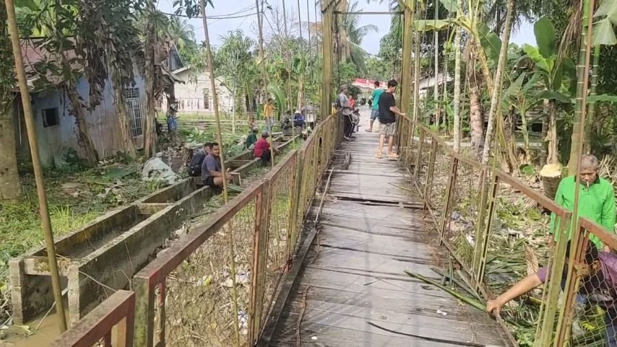 Peltu Doni Akmal Bersama Warga Kebut Pembersihan Lanjutan Area Jembatan Gantung