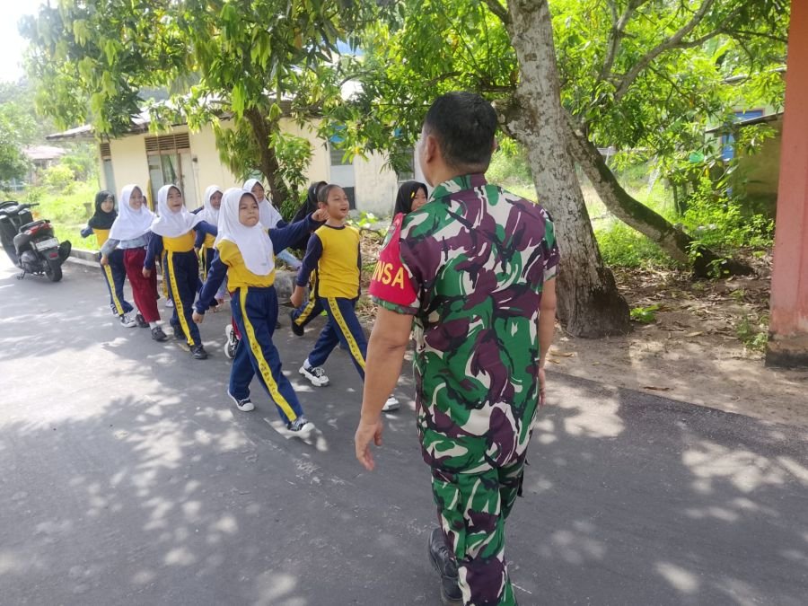 Peltu Hasanuddin Latih Disiplin Siswa SD 03 Lewat Materi PBB