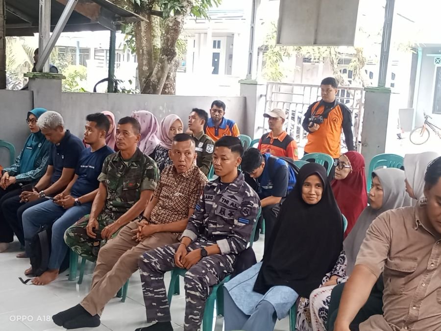Peltu Nofiandi Dampingi Kunjungan Kerja Bupati Inhil di Reteh, Bantuan Korban Kebakaran Diserahkan