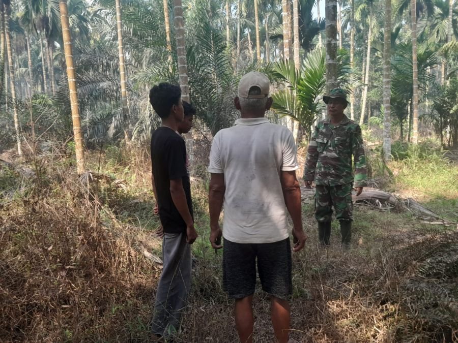 Peltu Nofiandi Patroli Tapal Batas Bersama Warga Desa Sungai Undan Antisipasi Karhutla