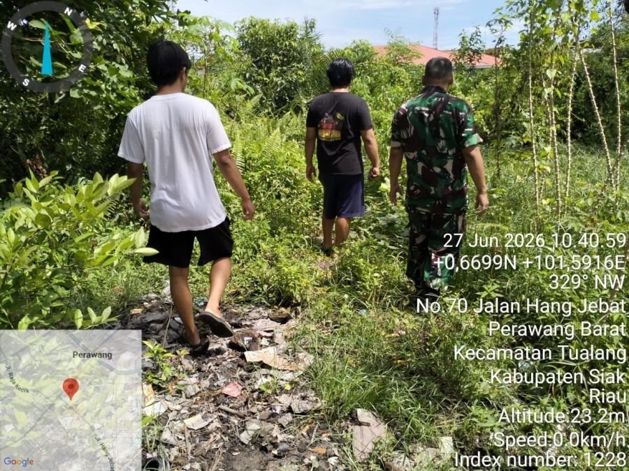 Peltu Ramli Babinsa Koramil 04/Perawang Sisir Wilayah Rawan Karhutla di Perawang Barat