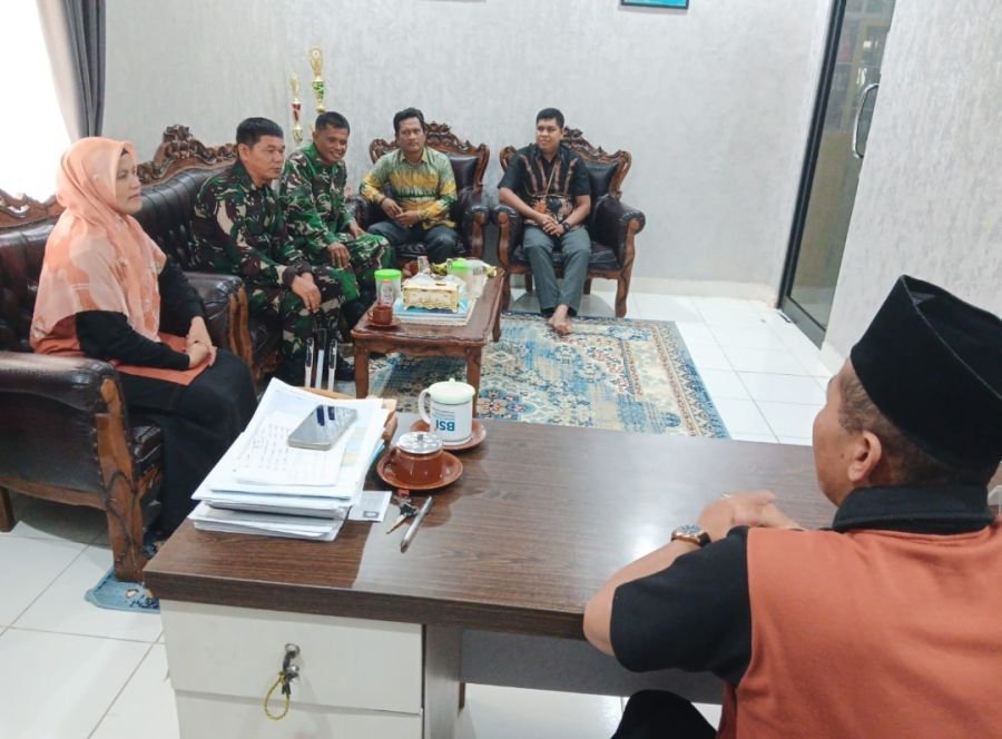 Peltu S. Manurung dan Serma Yondri Tingkatkan Sinergitas Lewat Komsos di MTsN 1 Pangkalan Kerinci