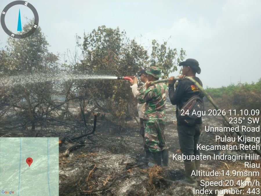 Pemadaman 100 Persen Tuntas, Babinsa Koramil 07/Reteh Lanjutkan Pendinginan di Parit 2