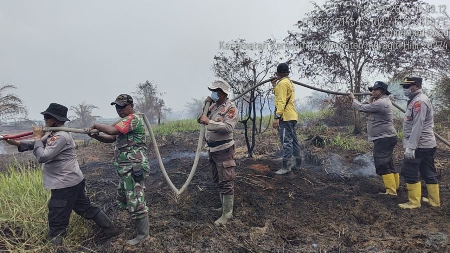 Pemadaman Karhutla Desa Sekara, Babinsa 09/Kemuning Imbau Warga Stop Bakar Lahan