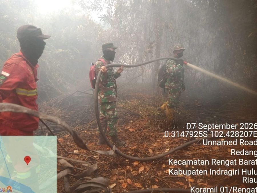 Pemadaman Karhutla Desa Sungai Guntung Hilir, Babinsa 01/Rengat Imbau Warga Stop Bakar Lahan
