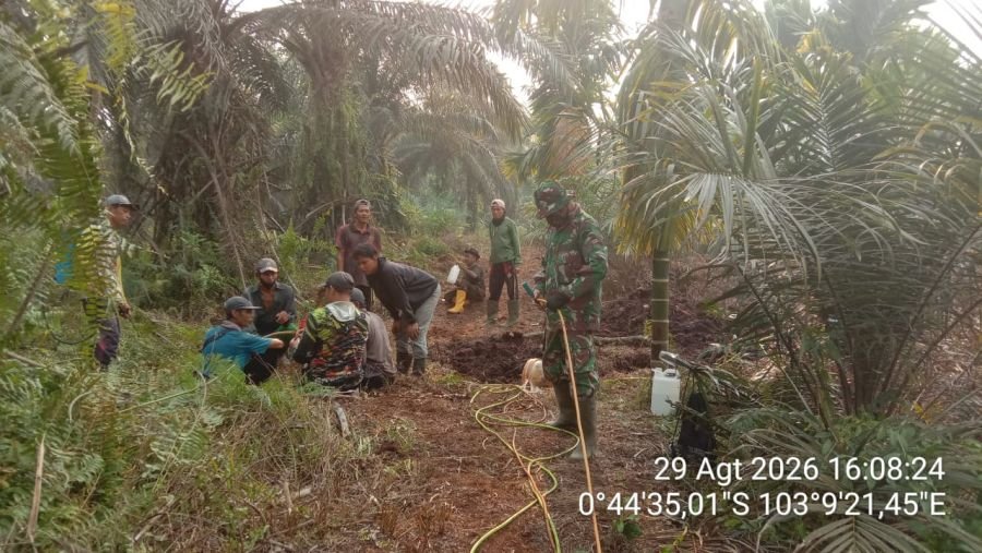 Pemadaman Tuntas, Babinsa Koramil 07/Reteh Bersama Masyarakat Jaga Wilayah dari Karhutla