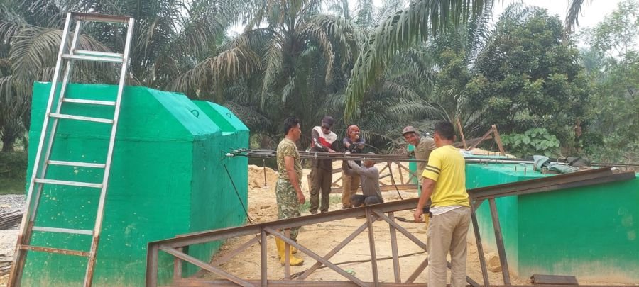 Pemasangan 3 Seling Lantai Rampung 100 Persen, Babinsa 09/Kemuning Kawal Progres Jembatan Gantung