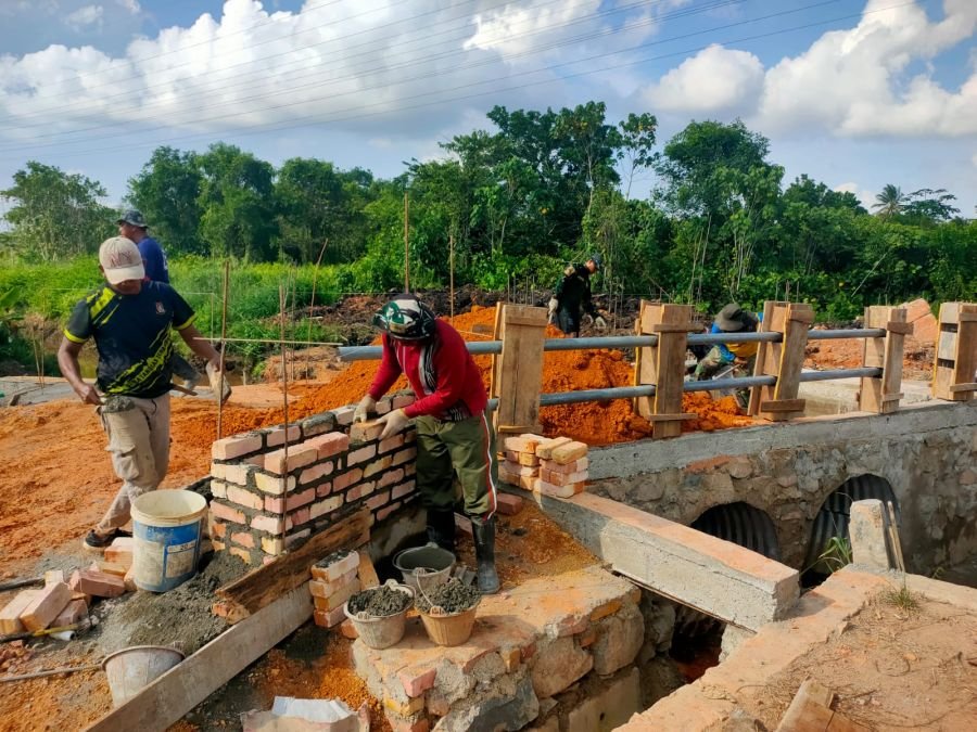 Pemasangan Besi Galvanis dan Pengecoran Tiang Pengaman Jembatan Mentras Terus Dikebut Satgas Jembata