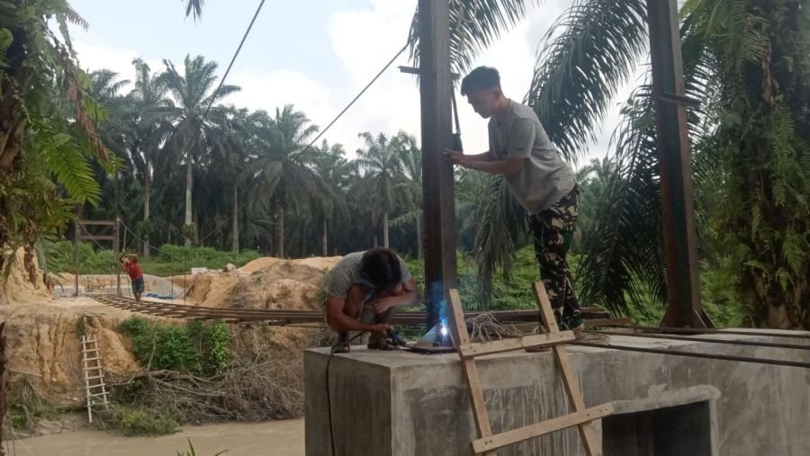 Pemasangan Hanger dan Pengelasan Pilon