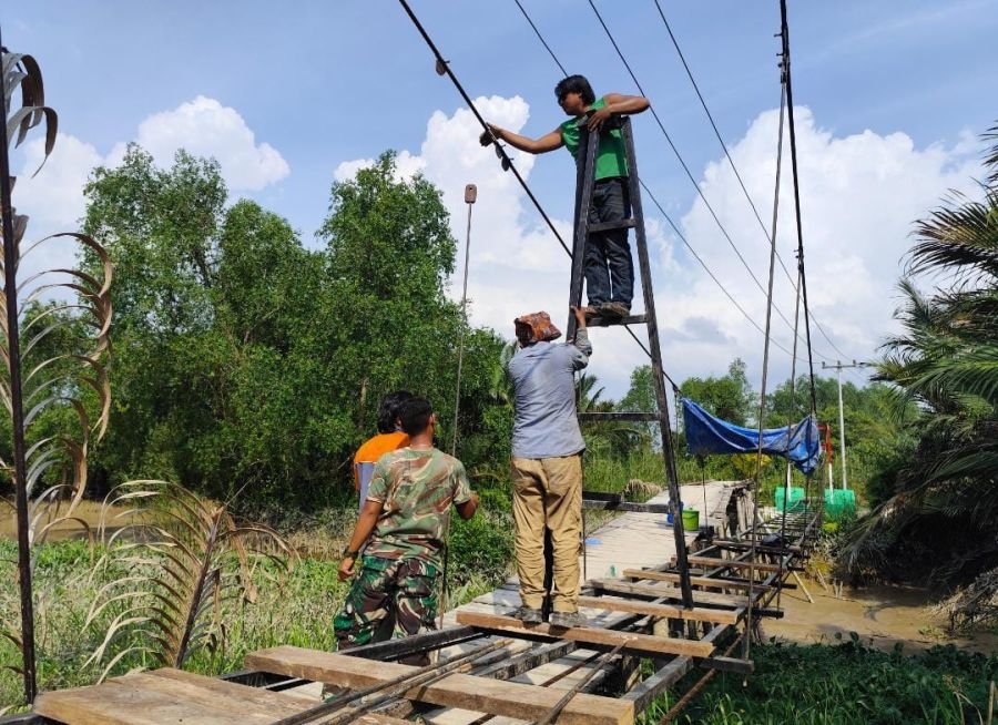 Pemasangan Hanger Tandai Kemajuan Pembangunan Jembatan Garuda Koramil 01/Tembilahan