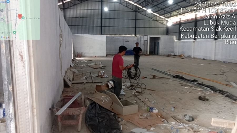 Pemasangan Instalasi Listrik Dimulai, Babinsa Kawal Pembangunan KDKMP Muara Dua
