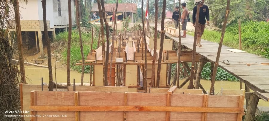 Pemasangan Mal Tongkat Jembatan Beton Desa Tanjung Sari Terus Dikebut