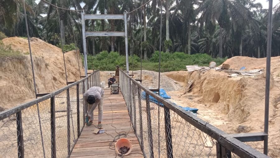 Pemasangan Pagar dan Pengecatan Tiang Pilon Percepat Penyelesaian Jembatan Gantung Garuda Tahap III