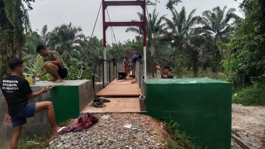 Pemasangan Papan dan Pengecatan Abutmen Jembatan Gantung Garuda Tahap III di Sukaraja Terus Dikebut