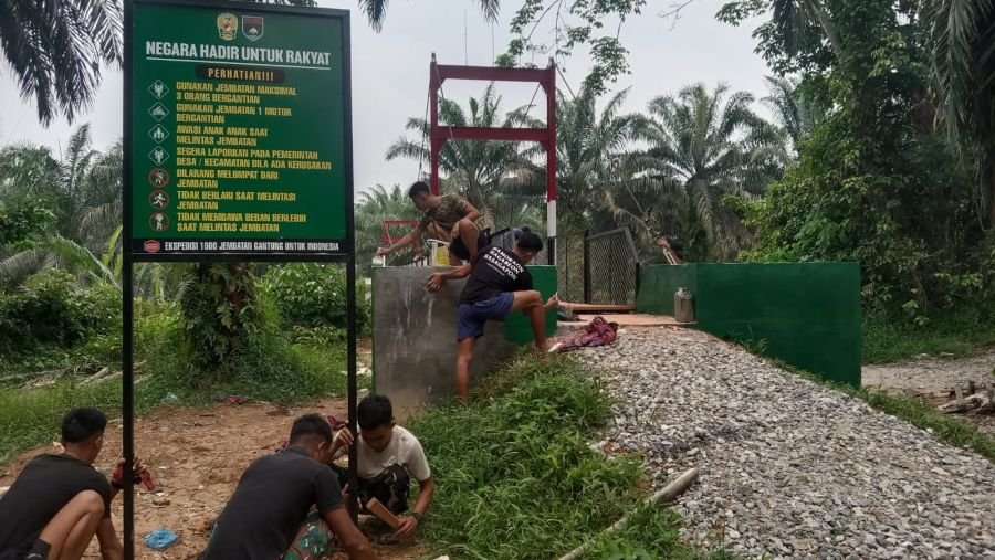 Pemasangan Papan Jembatan dan Pengecatan Abutmen Pondasi Dilaksanakan