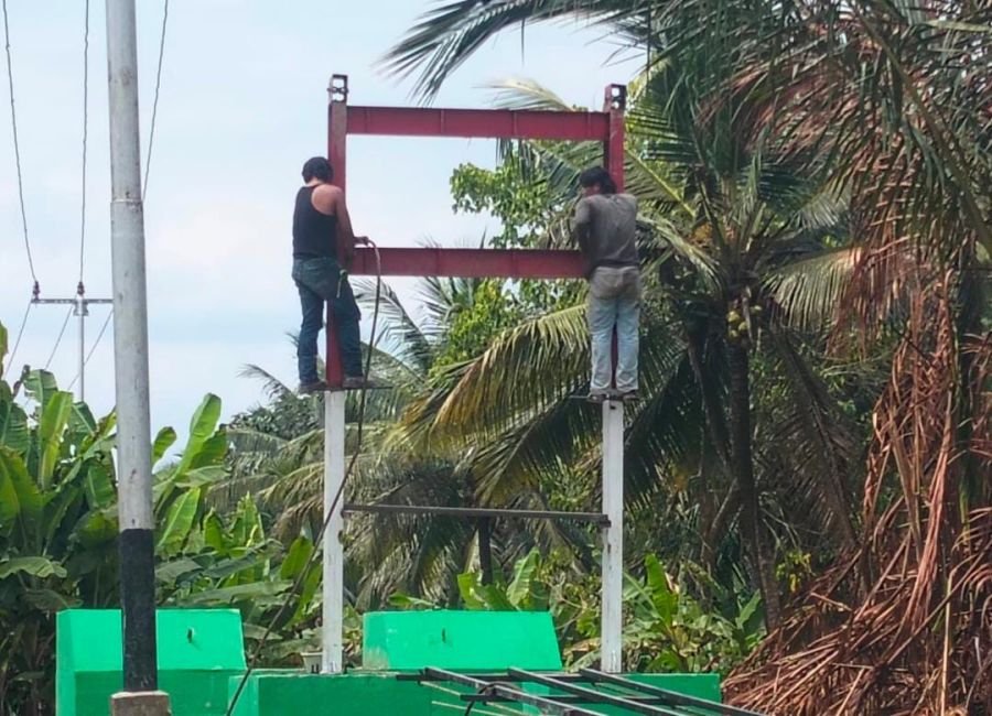 Pemasangan Seling Atas Jembatan Garuda Koramil 01/Tembilahan Terus Dikebut