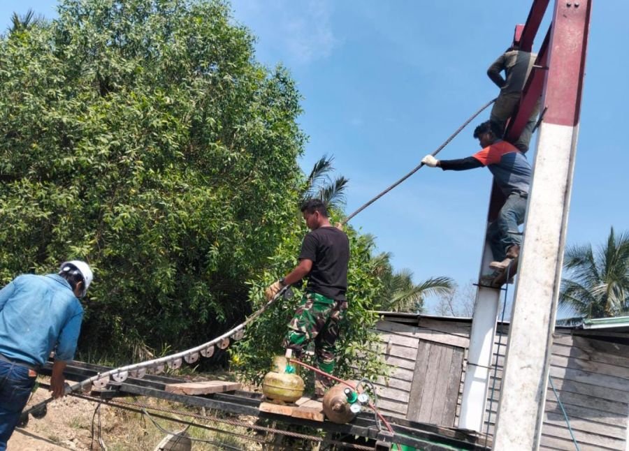 Pemasangan Seling Atas Perkuat Konstruksi Jembatan Gantung Garuda Koramil 01/Tembilahan