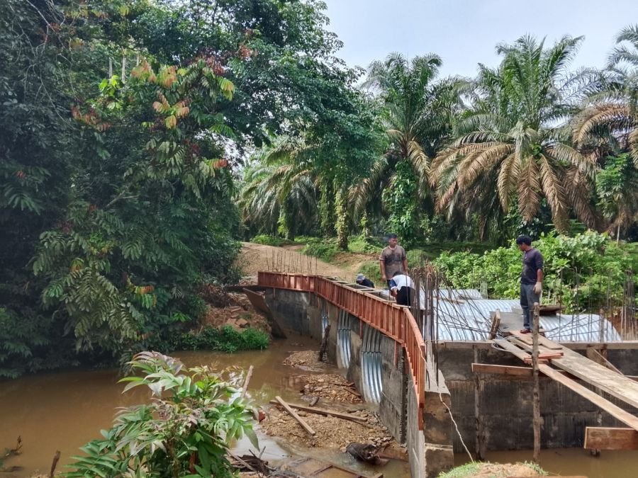 PEMBANGUNAN JEMBATAN ARAMCO DESA TANJUNG BELIT SELATAN MEMASUKI TAHAP PEMASANGAN MAL BALOK ATAS