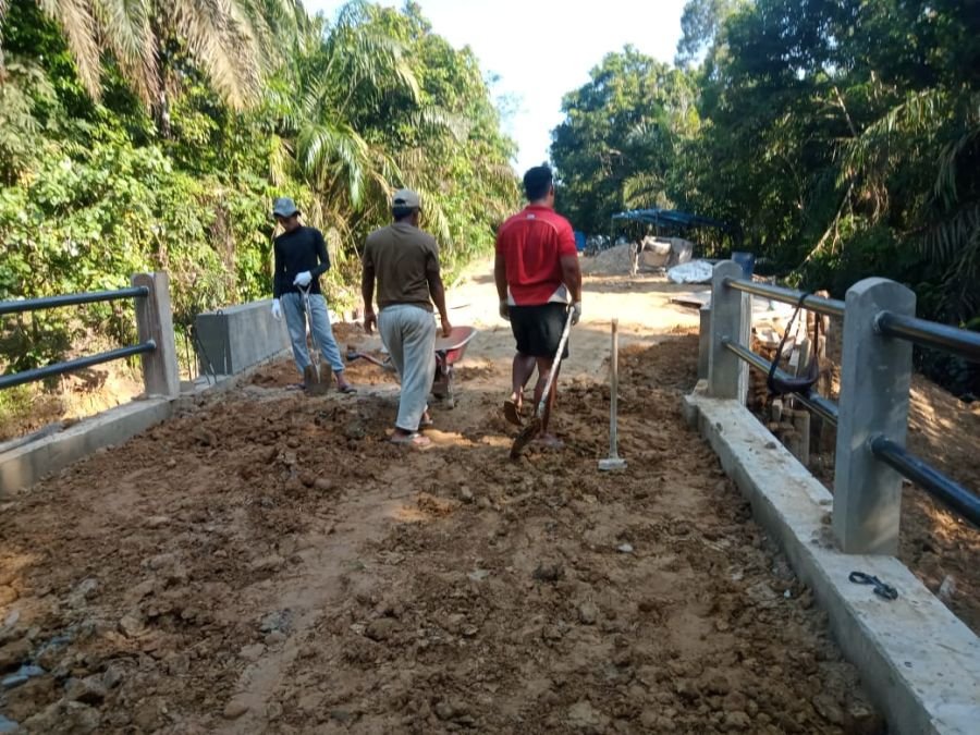 PEMBANGUNAN JEMBATAN ARAMCO TANJUNG BELIT SELATAN MASUKI TAHAP PERATAAN TANAH DAN PERAKITAN BESI LAN