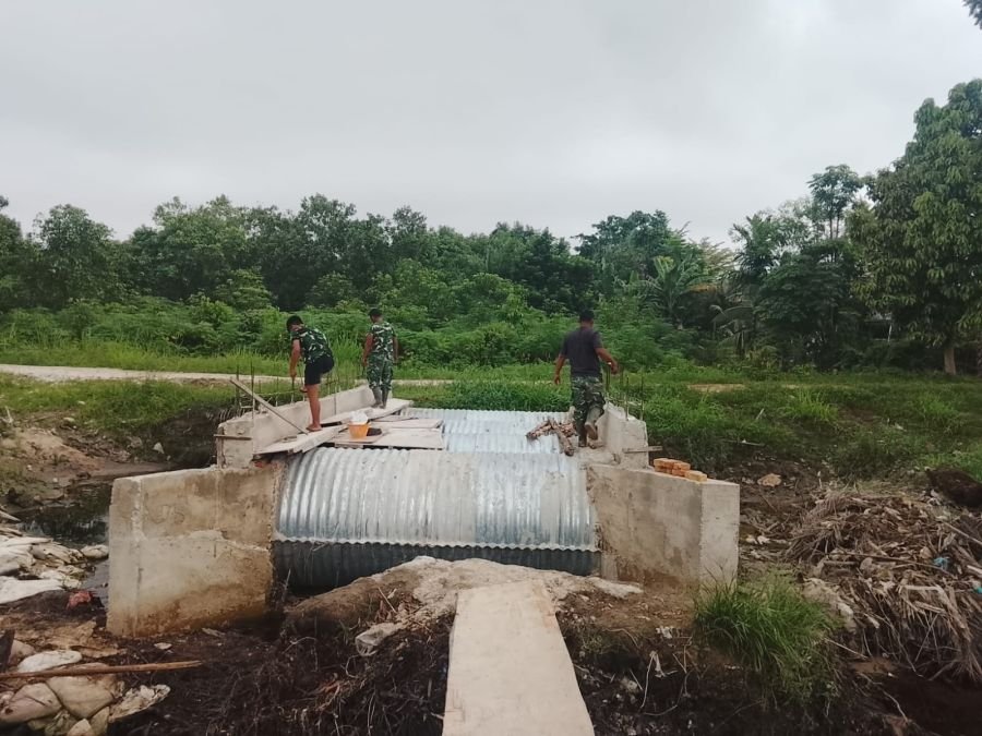 Pembangunan Jembatan Armco Berlanjut, Personel Kodim 0301/Pbr Kerjakan Pagar Sisi Kanan dan Kiri