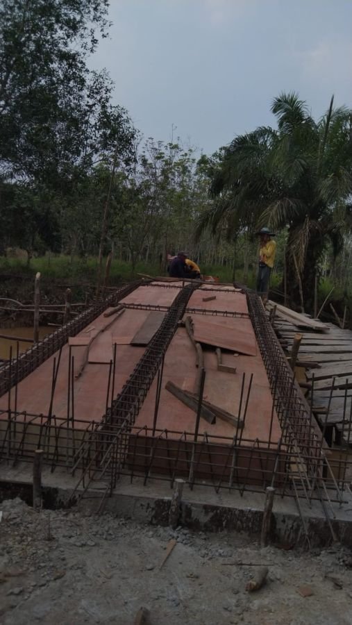 Pembangunan Jembatan Beton Desa Tanjung Sari Terus Berlanjut