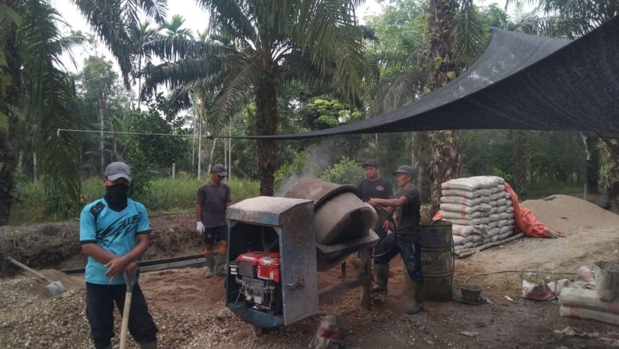 PEMBANGUNAN JEMBATAN BETON DESA TANJUNG SARI TERUS BERLANJUT, MEMASUKI TAHAP PENGECORAN LANTAI ATAS