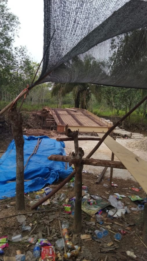 Pembangunan Jembatan Beton Desa Tanjung Sari Terus Berlanjut meski Kabut Asap melanda