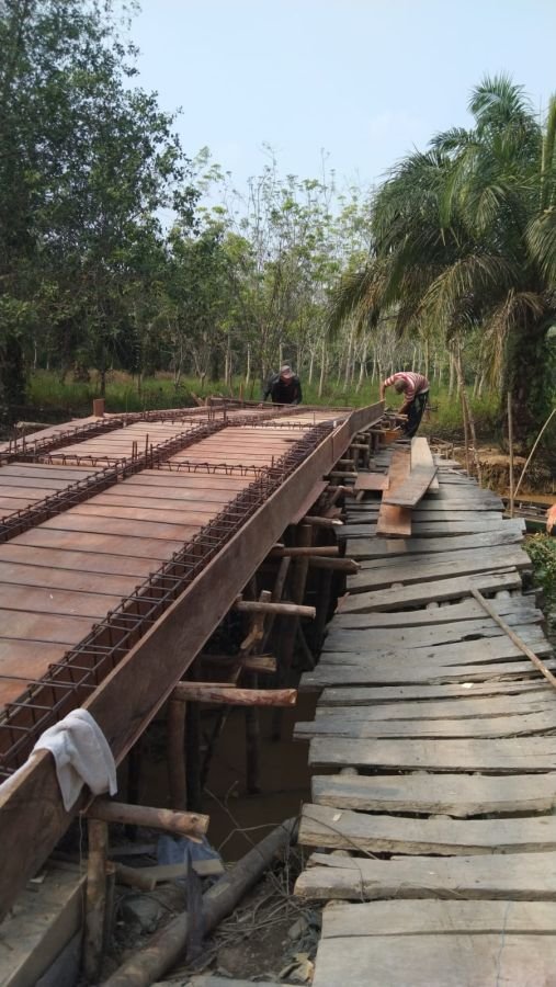 Pembangunan Jembatan Beton Desa Tanjung Sari Terus Berlanjut