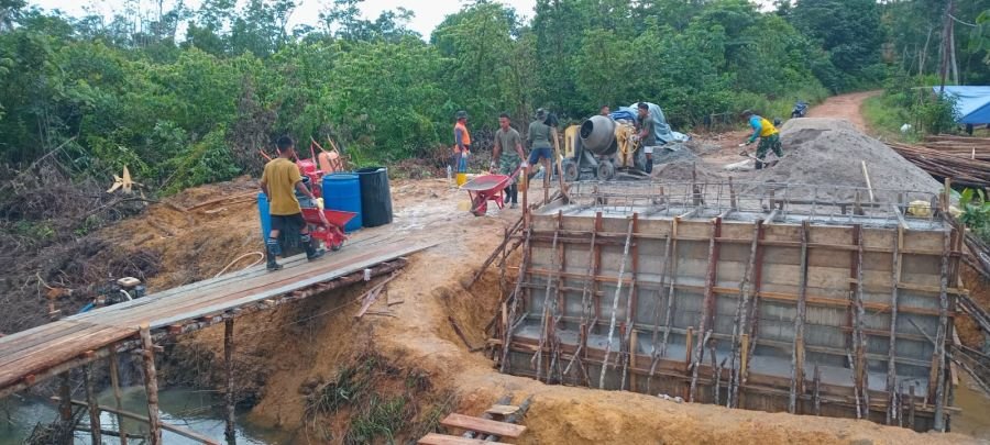 Pembangunan Jembatan Beton Garuda di Desa Bangun Rejo Terus Dikebut, Wujud Nyata Pengabdian TNI AD
