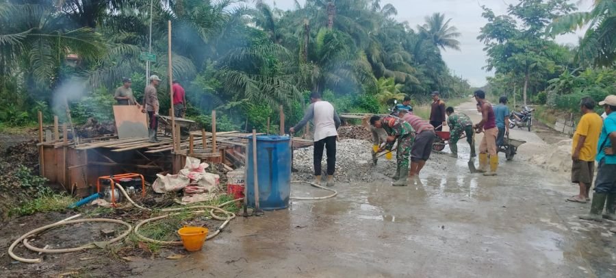 Pembangunan Jembatan Beton Garuda Tahap V Terus Berlanjut, Koramil 03/Sungai Sembilan Bersama Warga