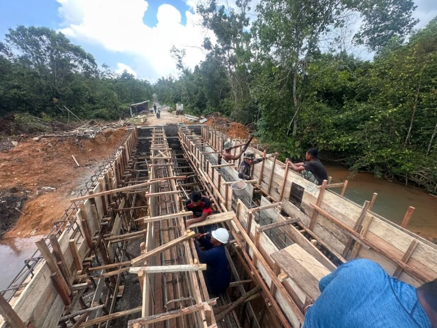 Pembangunan Jembatan Beton (Garuda) di Sungai Kongsi Masuki Tahap Pengecoran, Wujud Nyata Pengabdian