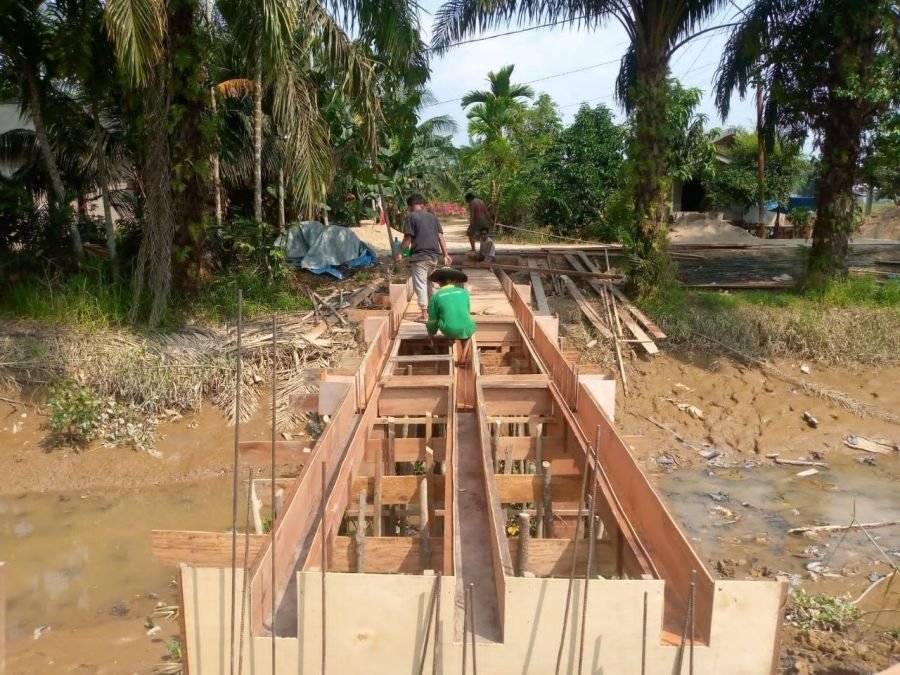 PEMBANGUNAN JEMBATAN BETON TAHAP 7 DESA KUALA MULIA TERUS DIKEBUT, MASUK TAHAP PEMASANGAN BALOK DAN