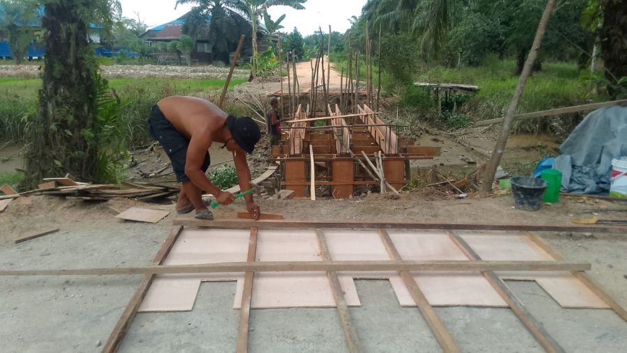 Pembangunan Jembatan Beton Tahap 7 Terus Berlanjut, Pemasangan Mal Balok Mulai Dikerjakan