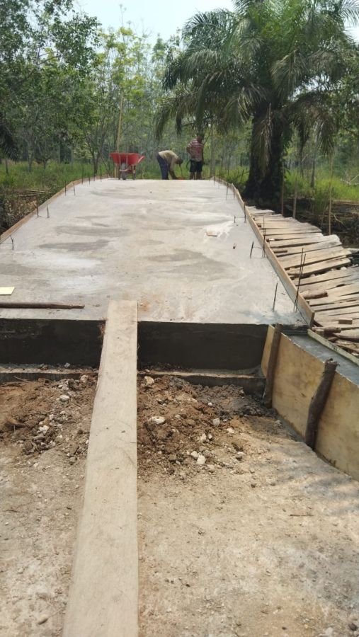 Pembangunan Jembatan Beton Tajung Sari Terus Berlanjut, Pemasangan Dinding Ujung Jembatan Dilakukan