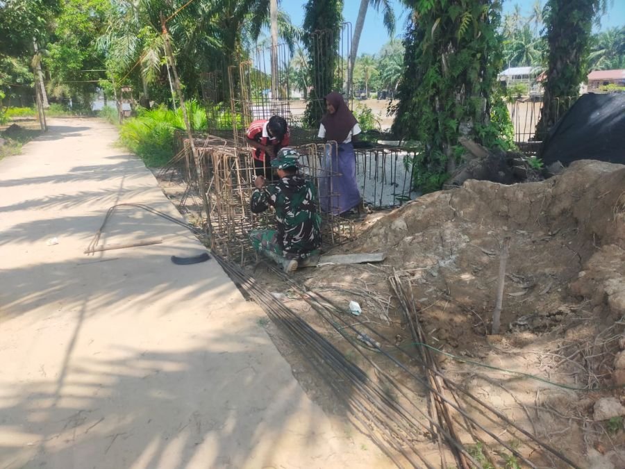 Pembangunan Jembatan Desa Air Hitam Terus Berlanjut, Koramil 06/Tanjung Medan Fokus Perakitan Besi